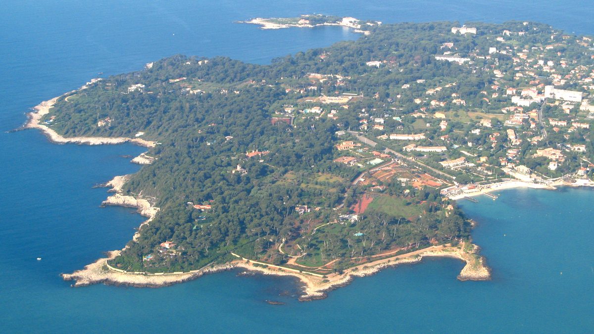 Vue aérienne du Cap d’Antibes, de ses pins et de ses résidences au bord de la mer