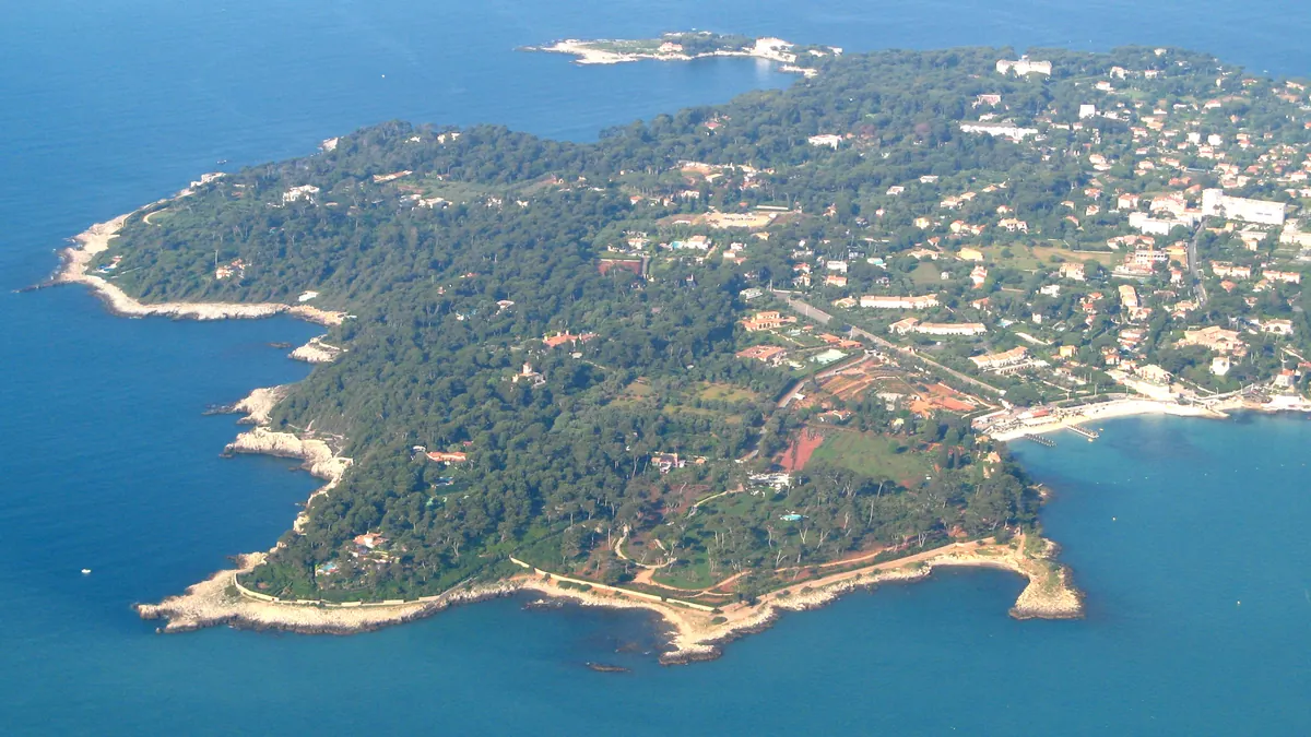 Vue aérienne du Cap d’Antibes, de ses pins et de ses résidences au bord de la mer