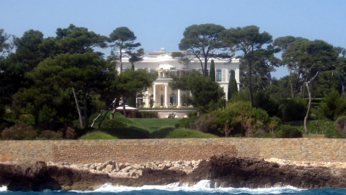Le château de la Croë vu depuis la mer, au milieu des pins du Cap d’Antibes