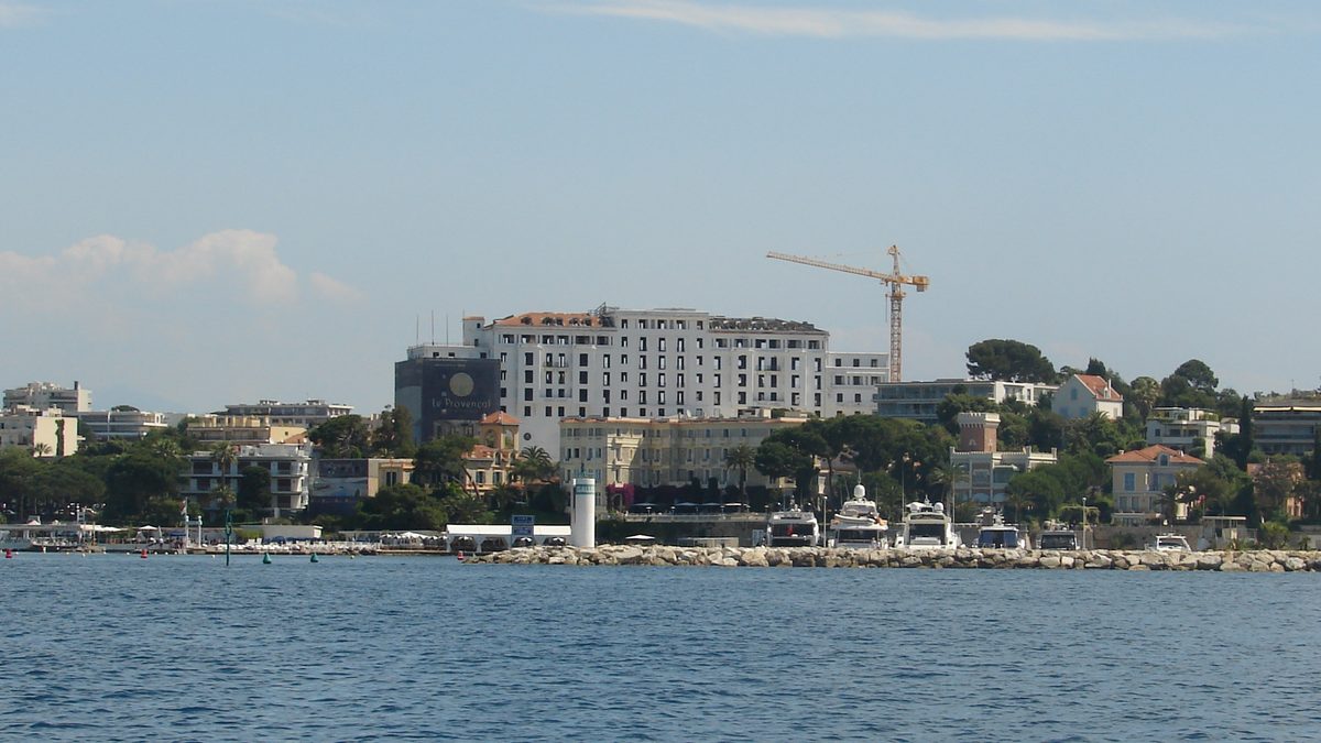 L’ancien hôtel Le Provençal vu depuis la mer, au-dessus du port de Juan-les-Pins