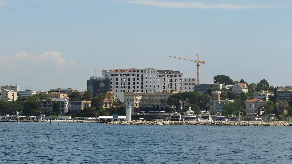 L’ancien hôtel Le Provençal vu depuis la mer, au-dessus du port de Juan-les-Pins