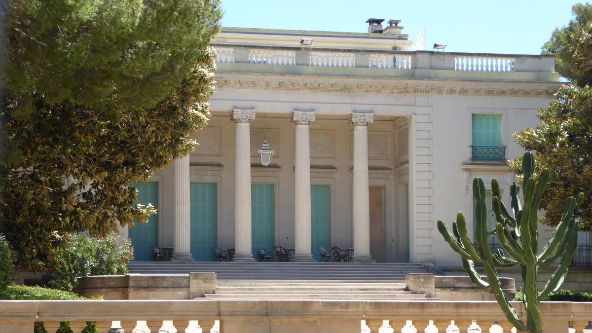 La façade néoclassique à colonnes de la villa Eilenroc, au Cap d’Antibes