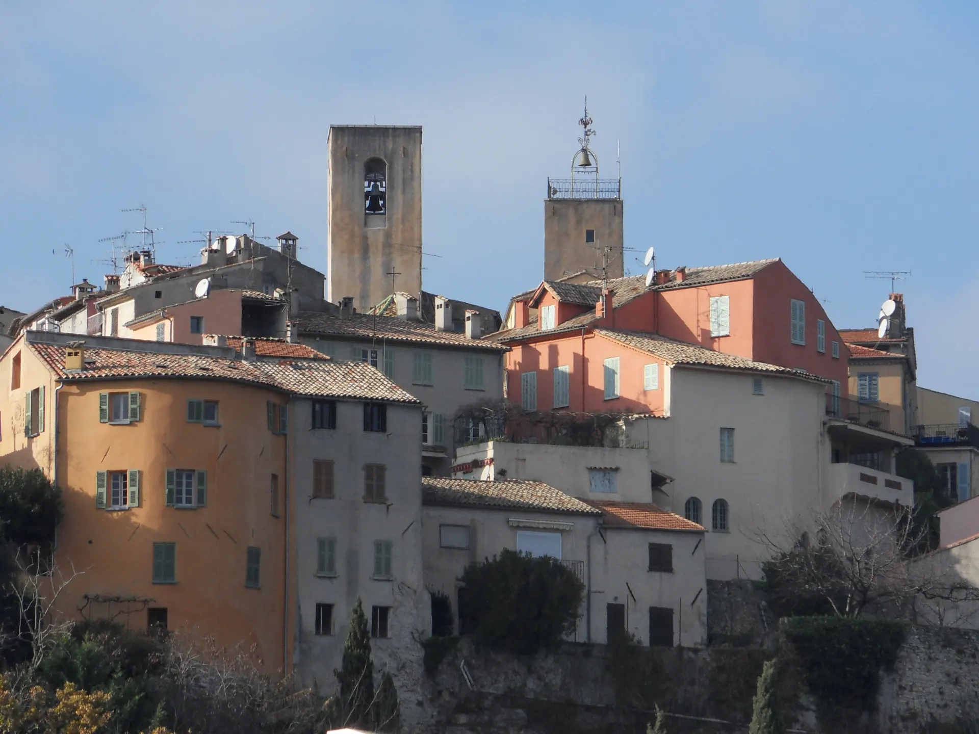 Les tours et les maisons colorées du vieux village de Biot