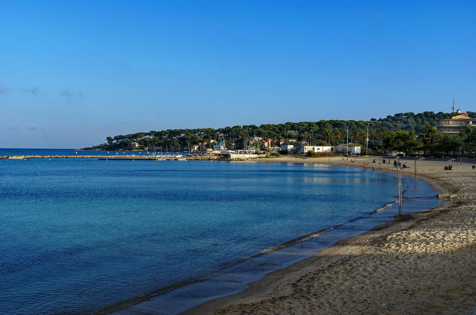 La plage de la Salis et le Cap d’Antibes vus depuis la promenade Pierre-Merli