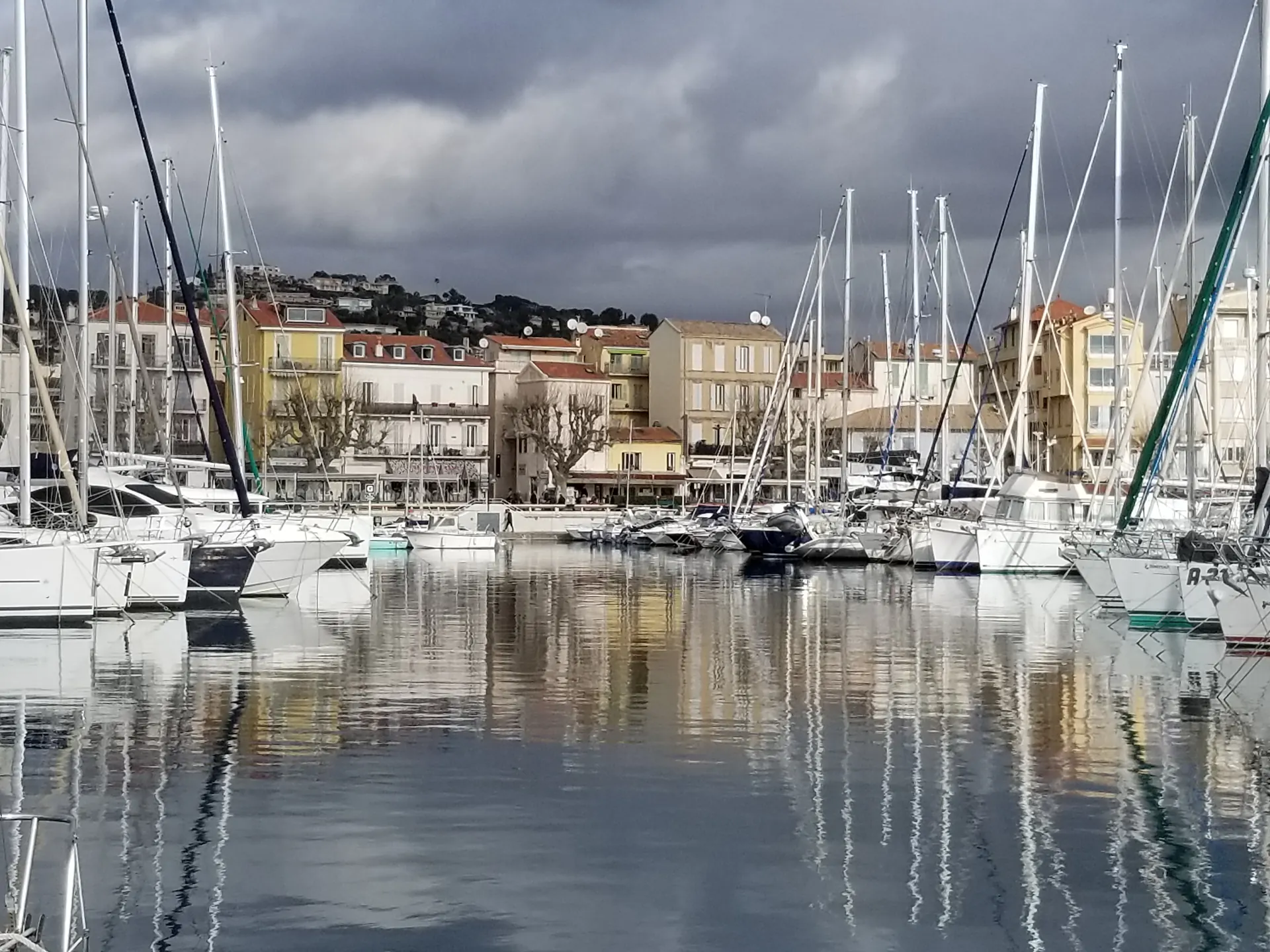 Le port de Golfe-Juan, ses voiliers et ses façades colorées